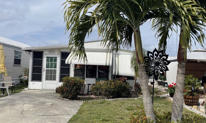North Naples Cottage | Cozy cottage in peaceful Naples close to beaches with WiFi, AC, fitness room