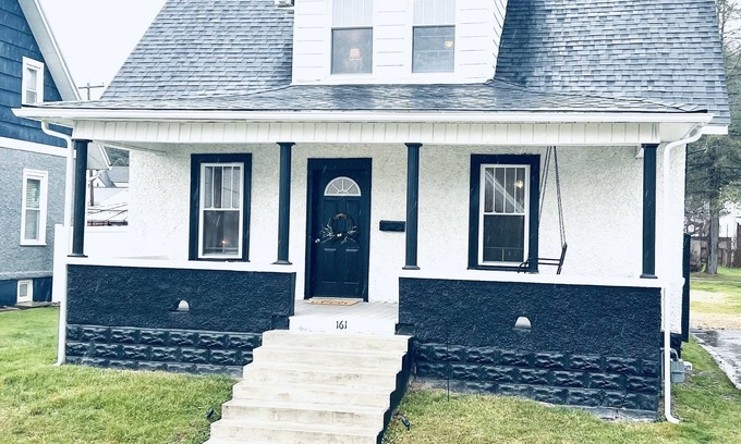 Tennerton House | Cozy Cottage in Perfect Location with Hot Tub!