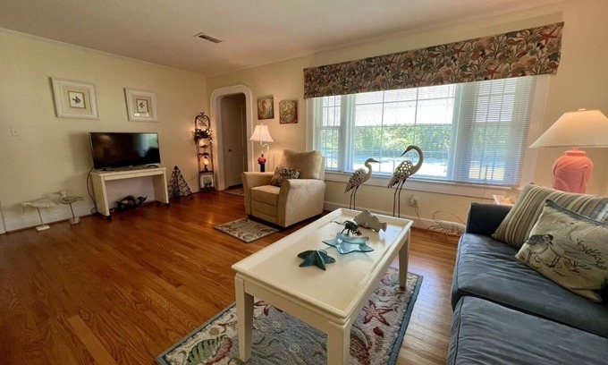 Marshallberg House | Cozy Cottage in quiet neighborhood not far from beaches