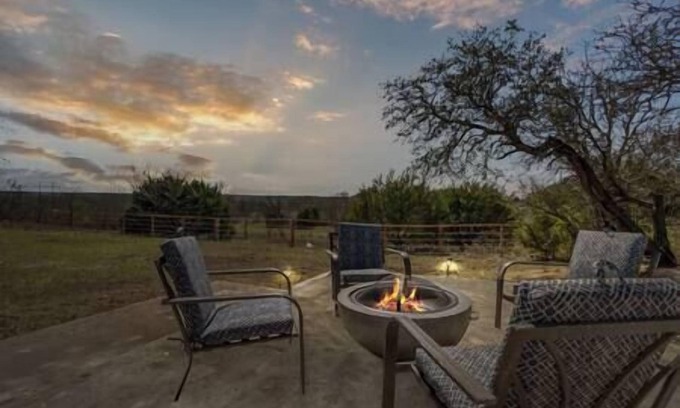 Weatherford House | Cozy Cottage just 15 Mins North of Downtown Weatherford!