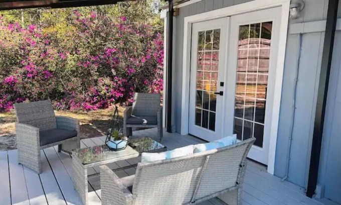 Freeport Cottage | Cozy Cottage - King Bed - Close to Beaches - Dog Friendly - Firepit - Backporch