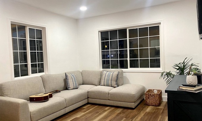 Lake Elsinore Cottage | Cozy Cottage - Less than 5 min walk to Lake & 20 min drive to Downtown Temecula!
