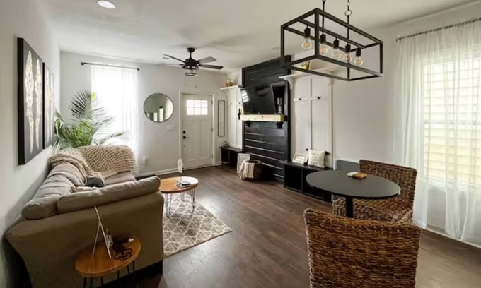 Covington House | ✨COZY Cottage Meets Convenience w/ON SITE PARKING🔥