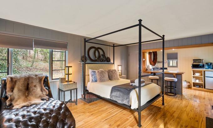 Asheville Cottage | Cozy cottage minutes from downtown Asheville with a countryside feel