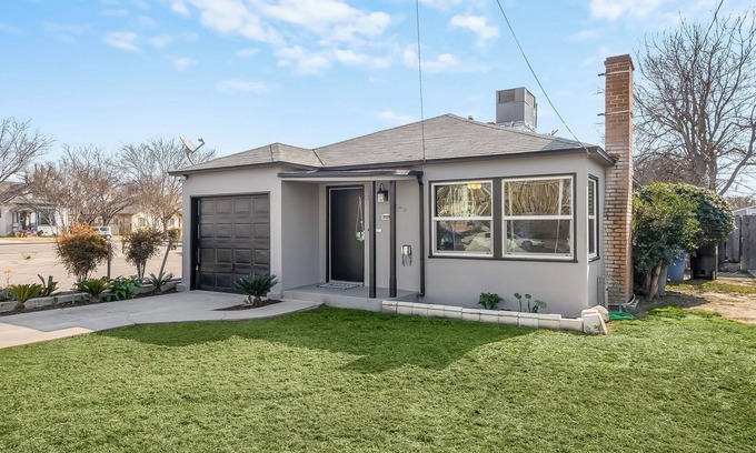 Hanford House | Cozy Cottage near downtown Hanford