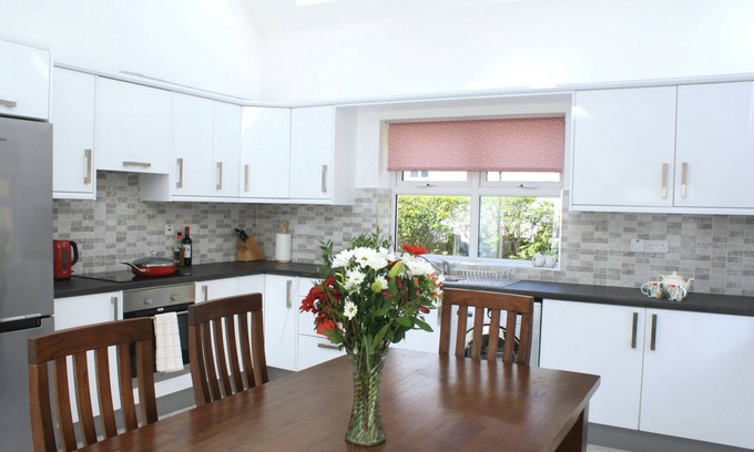 Oughterard House | Cozy cottage near river park in Oughterard