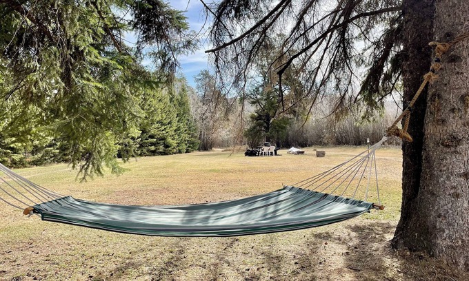 Central Alberta Cottage | Cozy Cottage near Ski Hill Retreatn-Sleeps 4