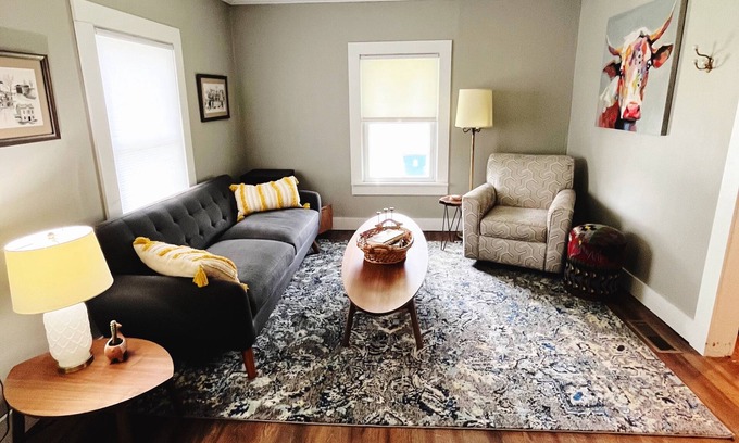 Ozark Cottage | Cozy Cottage Near the Ozark Square. Less than 5 minutes to Finley Farms!