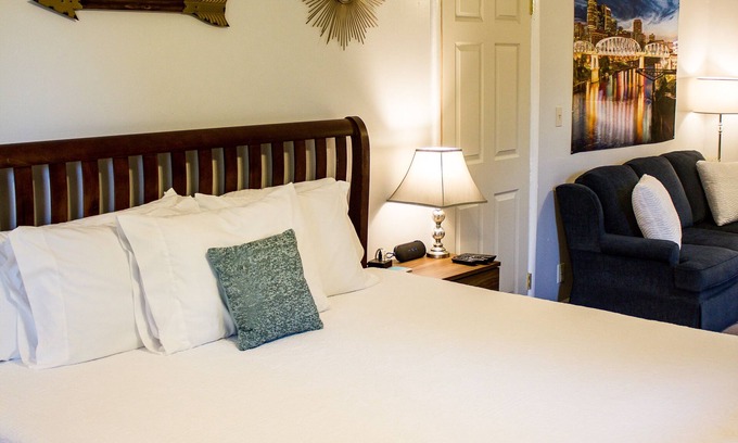 Cloverhill House | Cozy Cottage Near the Airport (3 min to airport)