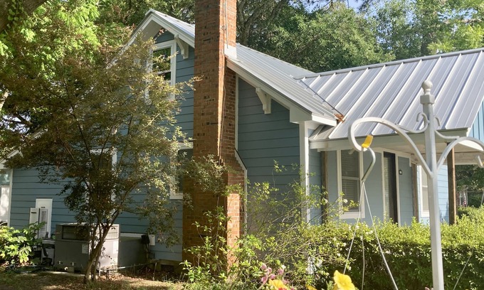 Wilmington Cottage | Cozy Cottage near UNCW, Central Location to All!