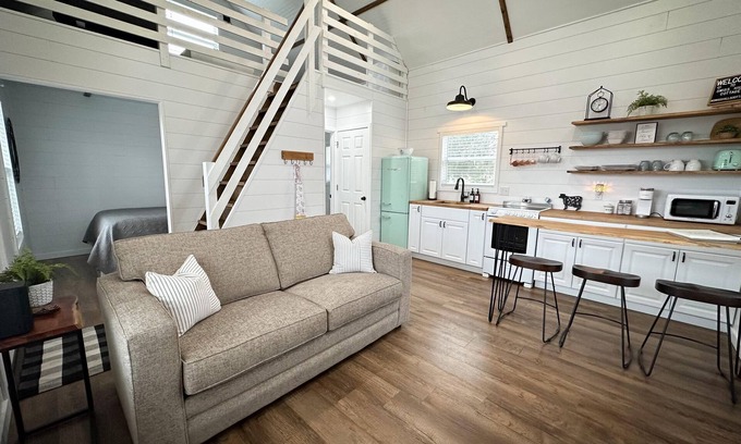 Dry Ridge Cottage | Cozy Cottage on 250 Acre Farm near Ark: No Cleaning Fee!