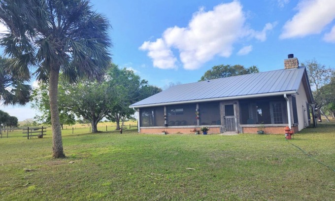 Okeechobee Cottage | Cozy cottage on 8 acres near state park and atv trails. Pet Friendly!