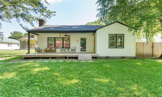 Damascus Cottage | Cozy cottage on Creeper Trail -Fenced in backyard for dogs. Near Restaurants