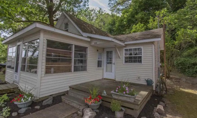 Angola Cottage | Cozy Cottage on Crooked Lake First Basin