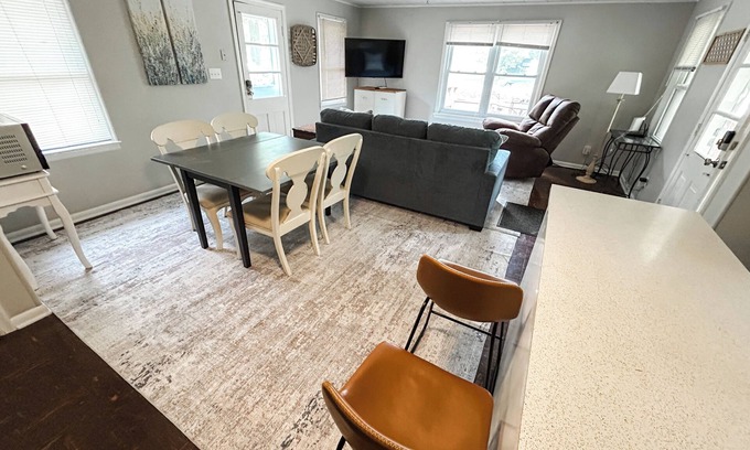 Kendall House | Cozy Cottage on Gravel Lake, WMU, Wine Trail, Kayaks