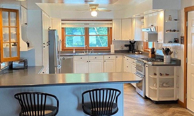 Poultney House | Cozy cottage on Lake St. Catherine with gorgeous sunset views
