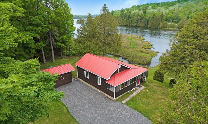 North Frontenac Cottage | Cozy cottage on the lake with kayaks included