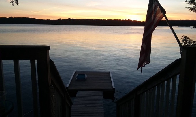 Manchester House | Cozy Cottage on water's edge of Lake Cobbosseecontee