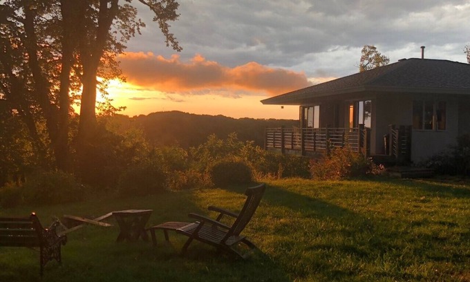 Maiden Rock Cottage | Cozy cottage overlooking Lake Pepin