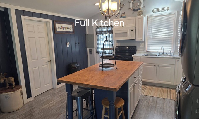 Le Roy Cottage | Cozy Cottage Retreat, in Leroy, with access to all sports Rose Lake