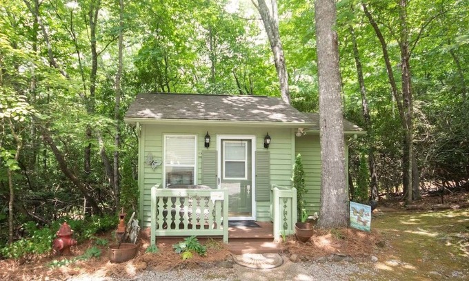 Otto House | Cozy cottage retreat with hot tub & fire pit