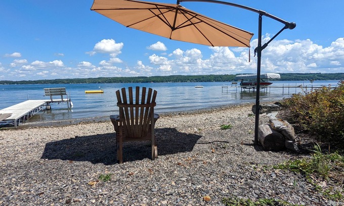 Skaneateles Cottage | Cozy cottage right on Skaneateles Lake, and minutes from the village.