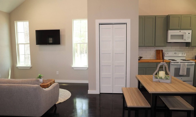 Zavalla Cottage | Cozy cottage situated on 8 acres of private property- 5 minutes from the lake!