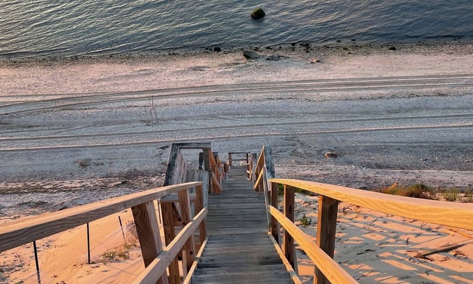 Baiting Hollow Cottage | Cozy Cottage Steps from Private Beach