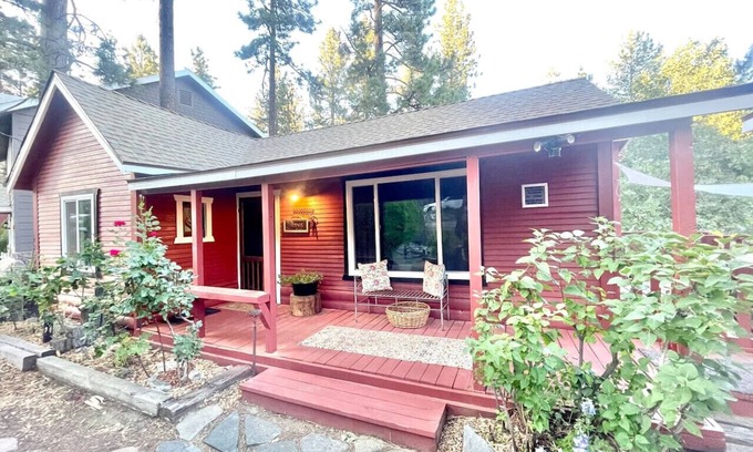 Wrightwood Cabin | Cozy Cottage|Swing Set/Fenced Yard/Pet friendly