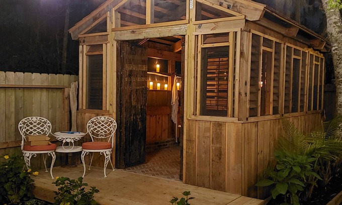Dickinson House | Cozy Cottage Two-bedroom w/Screened Back Porch - Spacious & Charming!
