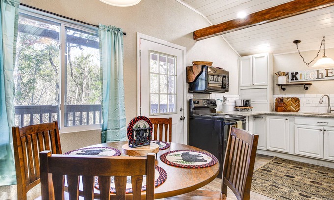 Kodak Cottage | Cozy Cottage w/Pool Btwn Knoxville & Pigeon Forge