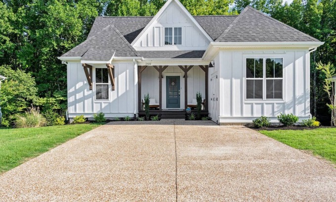 Tullahoma House | Cozy Cottage w/3king Beds,Tesla Charger, Marina Access
