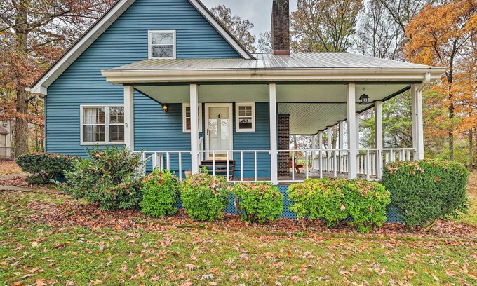 Estill Springs Cottage | Cozy Cottage w/Fireplace & Private Yard
