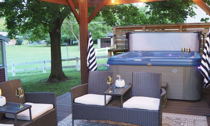 La Salle House | Cozy Cottage w/Hot Tub, 75" TV, Games, Kitchen