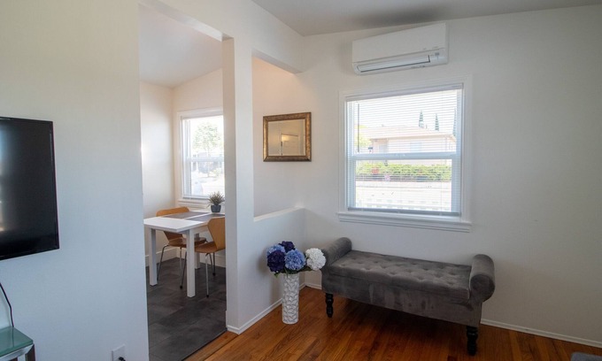 College East House | Cozy Cottage - Walk to SDSU - Laundry - Central