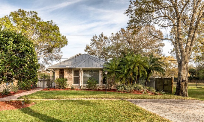 Vero Beach House | Cozy cottage winter getaway 2-1 Relax and enjoy 'Another Day In Paradise'