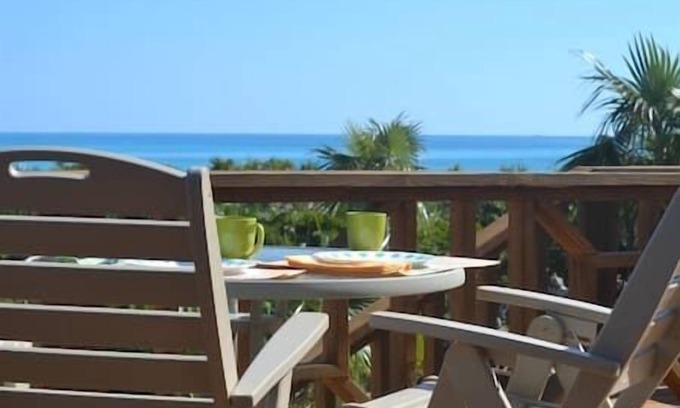 William's Town House | Cozy Cottage with beautiful Ocean Views! Minutes to TOC!