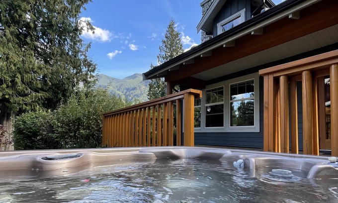 Lindell Beach Cottage | Cozy cottage with private hot tub!