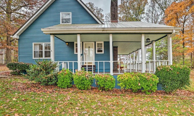 Estill Springs House | Cozy Cottage with Fireplace and Private Yard