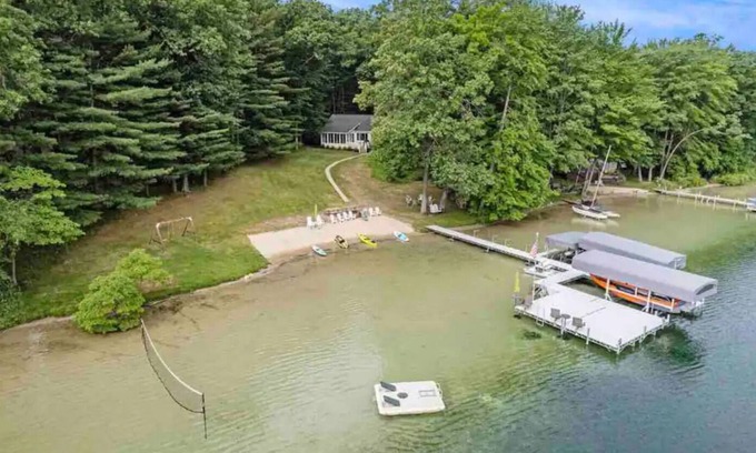 Newaygo Cottage | Cozy Cottage with HUGE sand beach