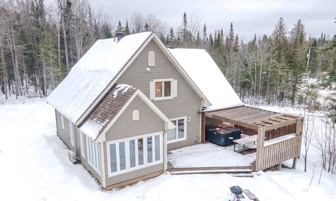 Saint Come Cottage | Cozy cottage with jacuzzi and access to lake