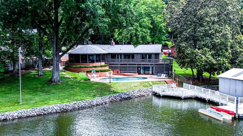 Dixie - Berryhill House | Cozy Cottage with Swimming Pool in Charlotte, North Carolina