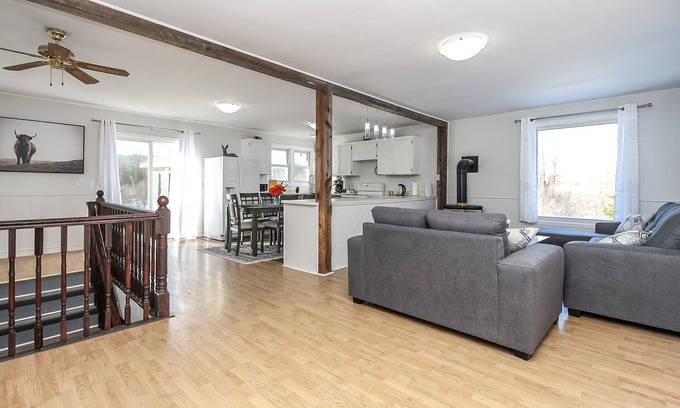 Oro-Medonte Cottage | Cozy cottage with up to 15 acres of land and flowing river