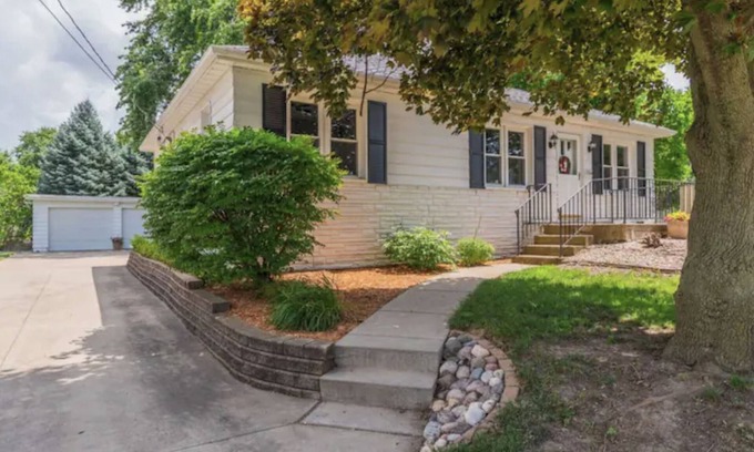 Normal House | Cozy Cottage - Within minutes to Rivian, ISU, IWU