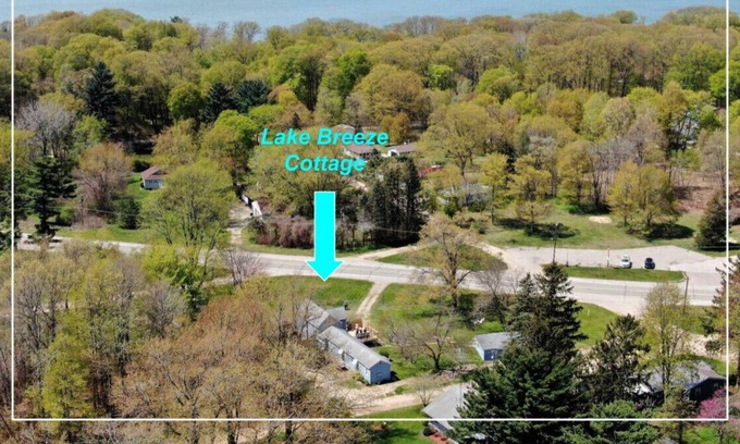 Lake Michigan Beach House | Cozy Cottages near Lake Sleeps 10 w KING BED, Great for large groups