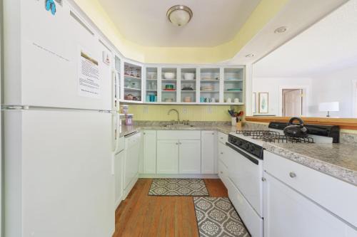 West Wing Estates House | Cozy CottageSuper cute vacation rental - Just 1 block from beach access to Lake Michigan!