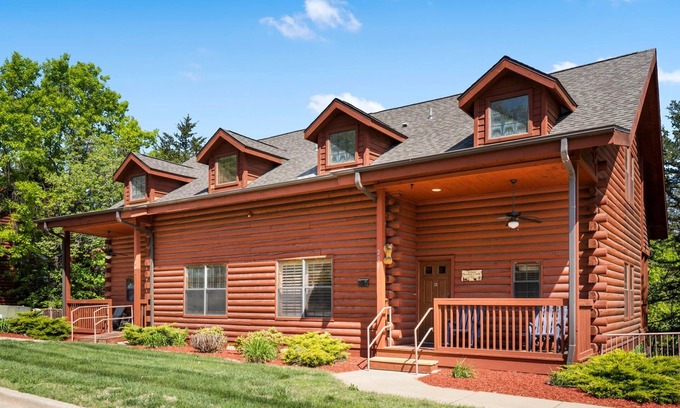 Branson Theater District Cabin | Cozy Country Cabin - Just off of Branson's Famous 76 Country Blvd!
