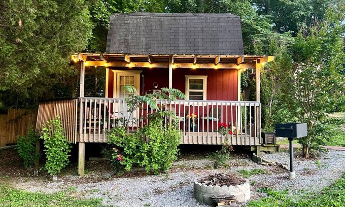 Fountain Run Cabin | Cozy Country Cabin nestled on a quiet restful acreage in the heart of Kentucky