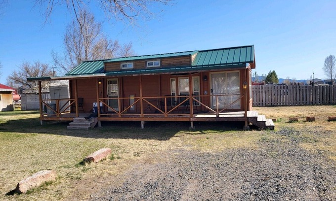 Silver Lake Cabin | Cozy country cabin ~ 5 minutes from Cowboy Dinner Tree!