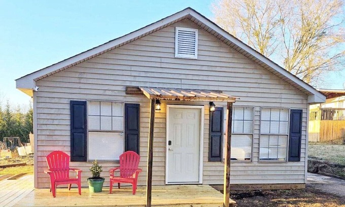 Travelers Rest Cabin | Cozy, Country Cottage